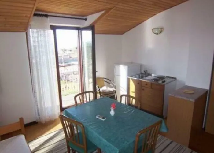 & Luka Стариград-Пакленица