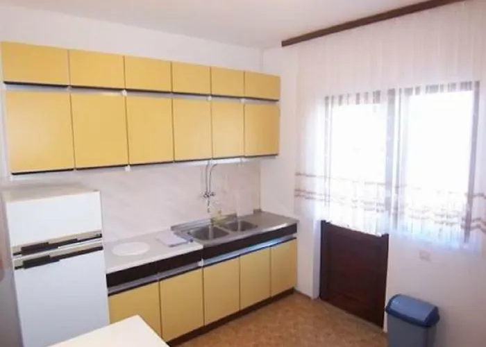 & Luka Стариград-Пакленица